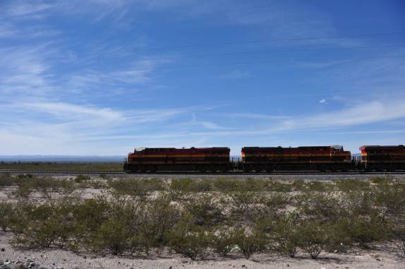 Ultrapassando um trem no deserto potosino, no norte do México